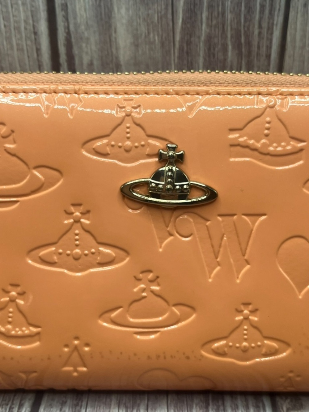 VIVIENNE WESTWOOD EUC Peach Embossed Patent Leather Orb Heart Initial Zip Wallet - Picture 3 of 16